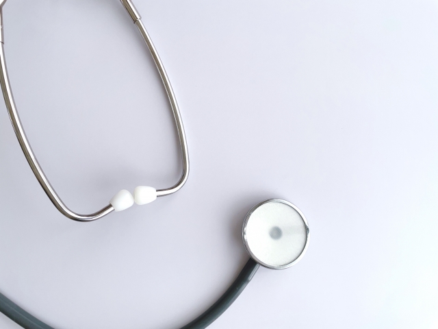 空を見上げる医師